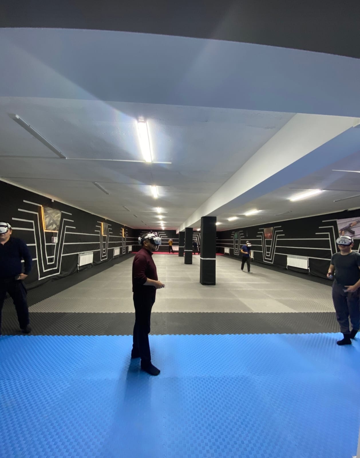 Игроки в VR-шлемах на арене